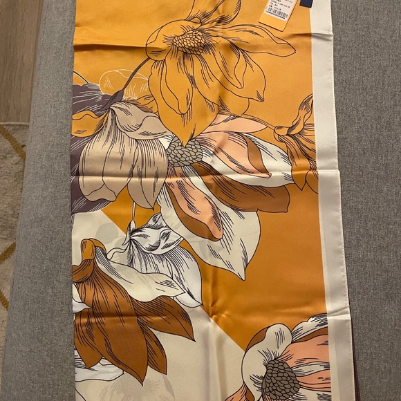 WENSLI 100% Silk Scarf | 63×63 cm | New With Tags + Box | Luxury Silk - Picture 3 of 5